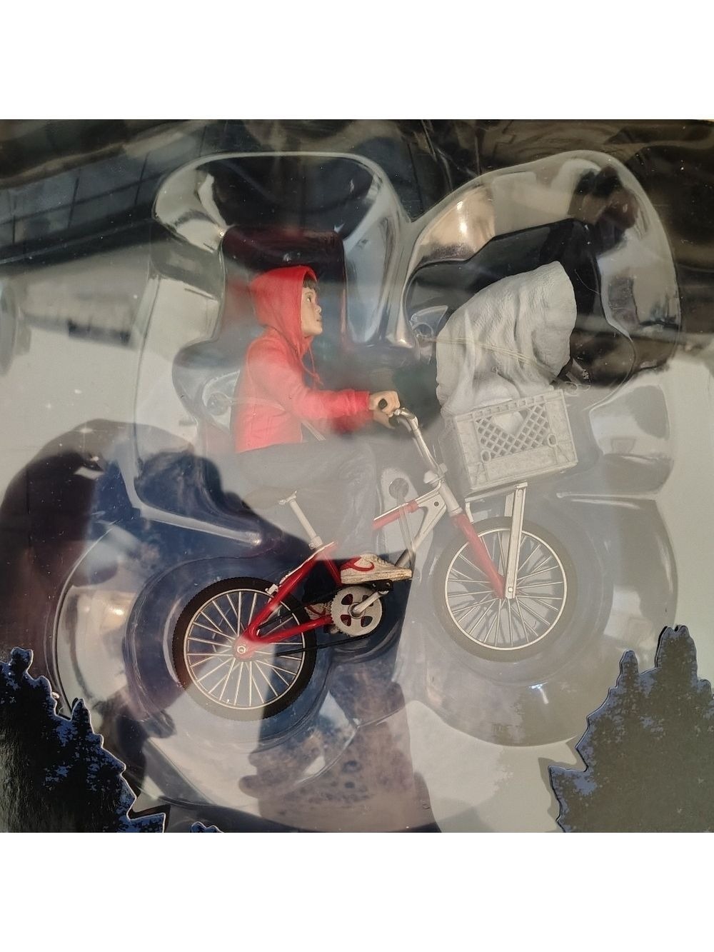 NECA E.T The Extra-Terrestrial 40th Anniversary Elliott & E.T. on Bicycle Figure - Picture 5 of 8